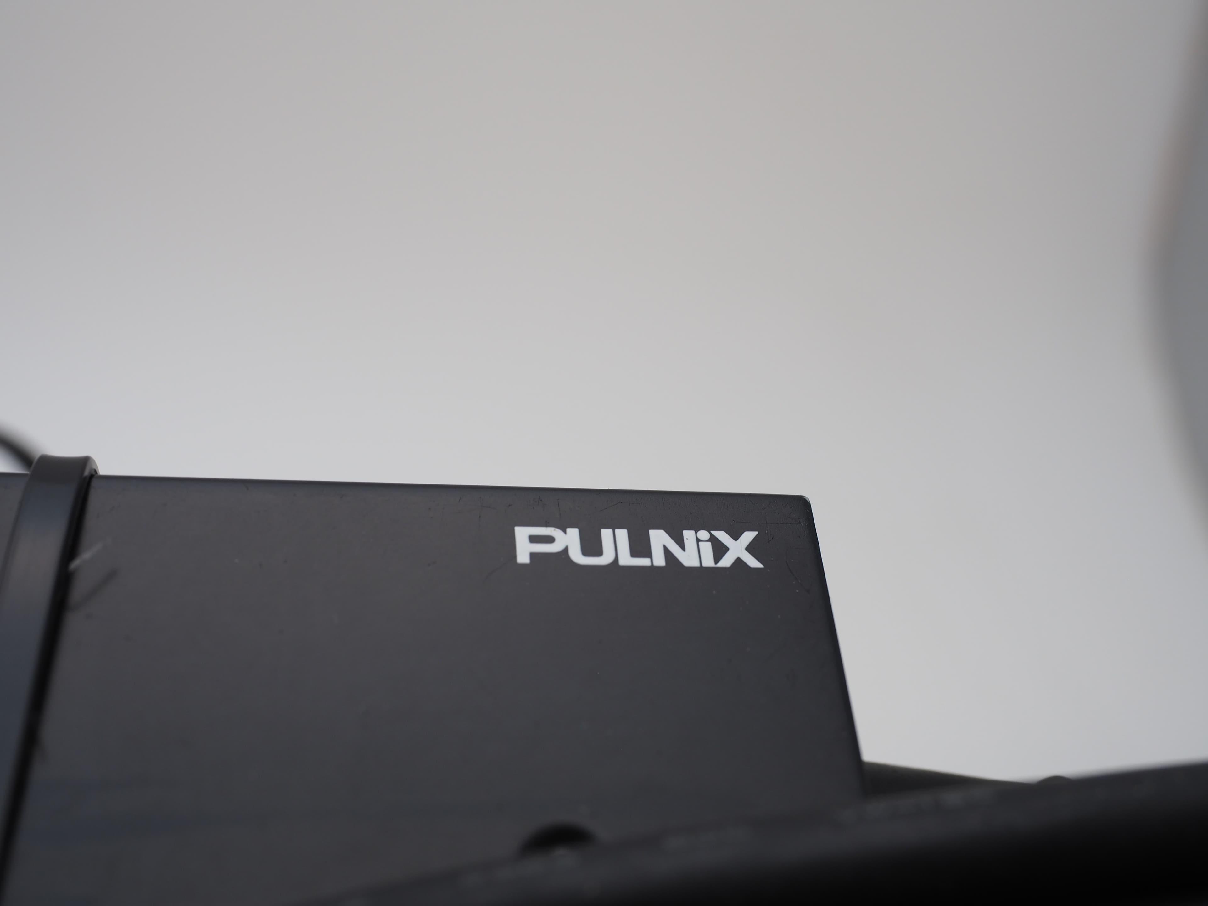 Pulnix TM-540 Industriekamera mit Objektiv und Kabeln