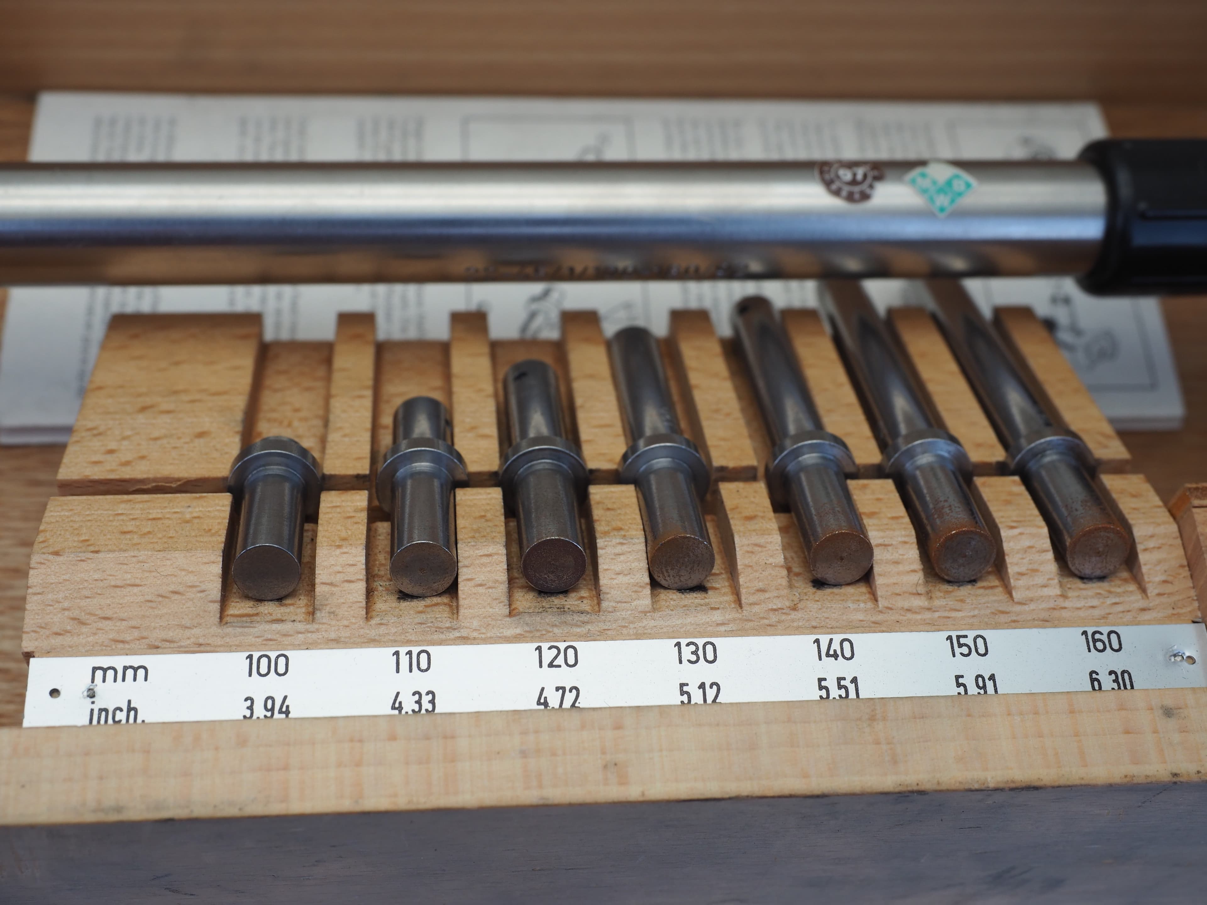 Schwenk Subito 100-160 mm Innenmessgeraet mit Messeinsaetzen im Holzkasten