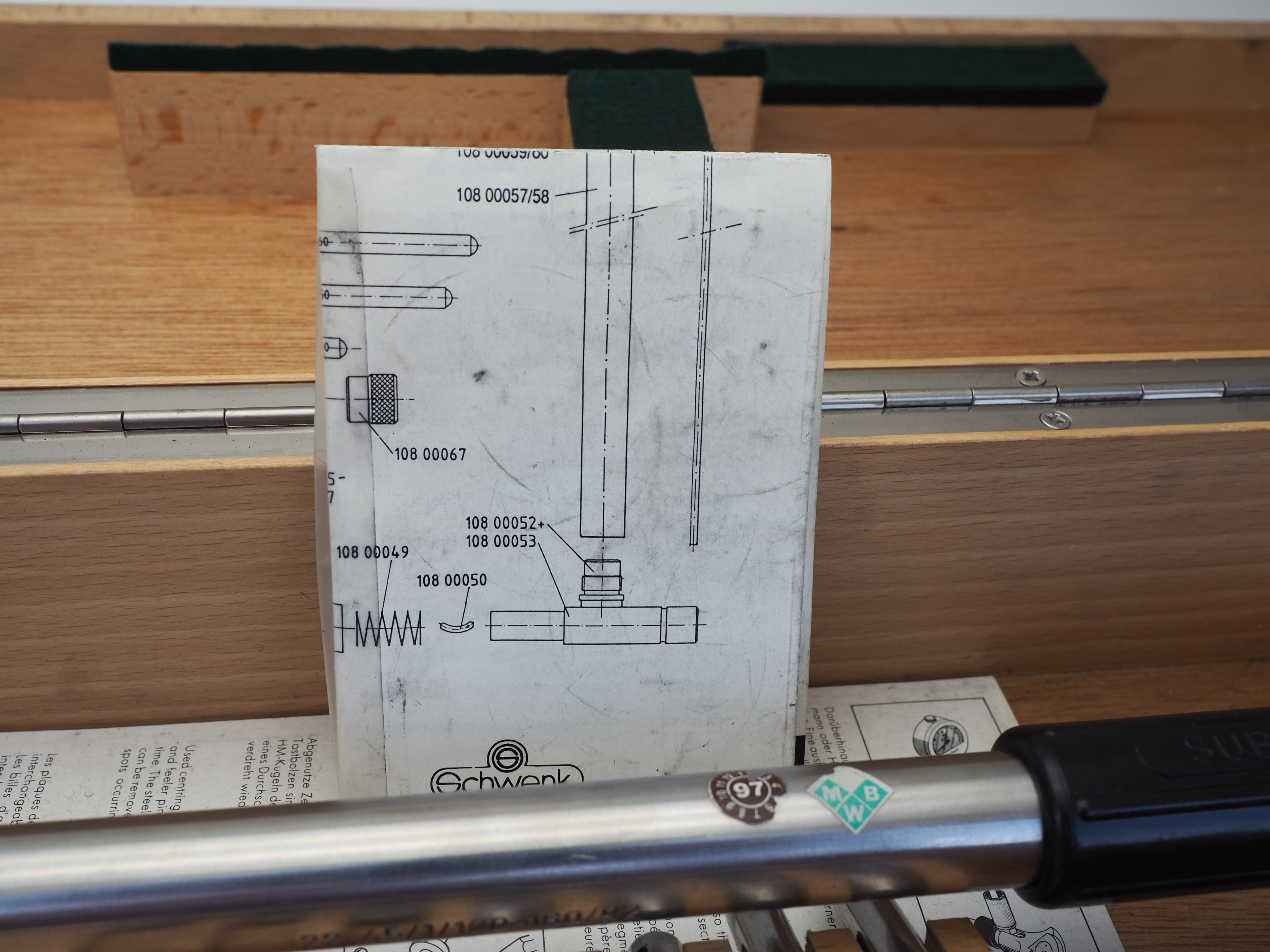 Schwenk Subito 100-160 mm Innenmessgeraet mit Messeinsaetzen im Holzkasten