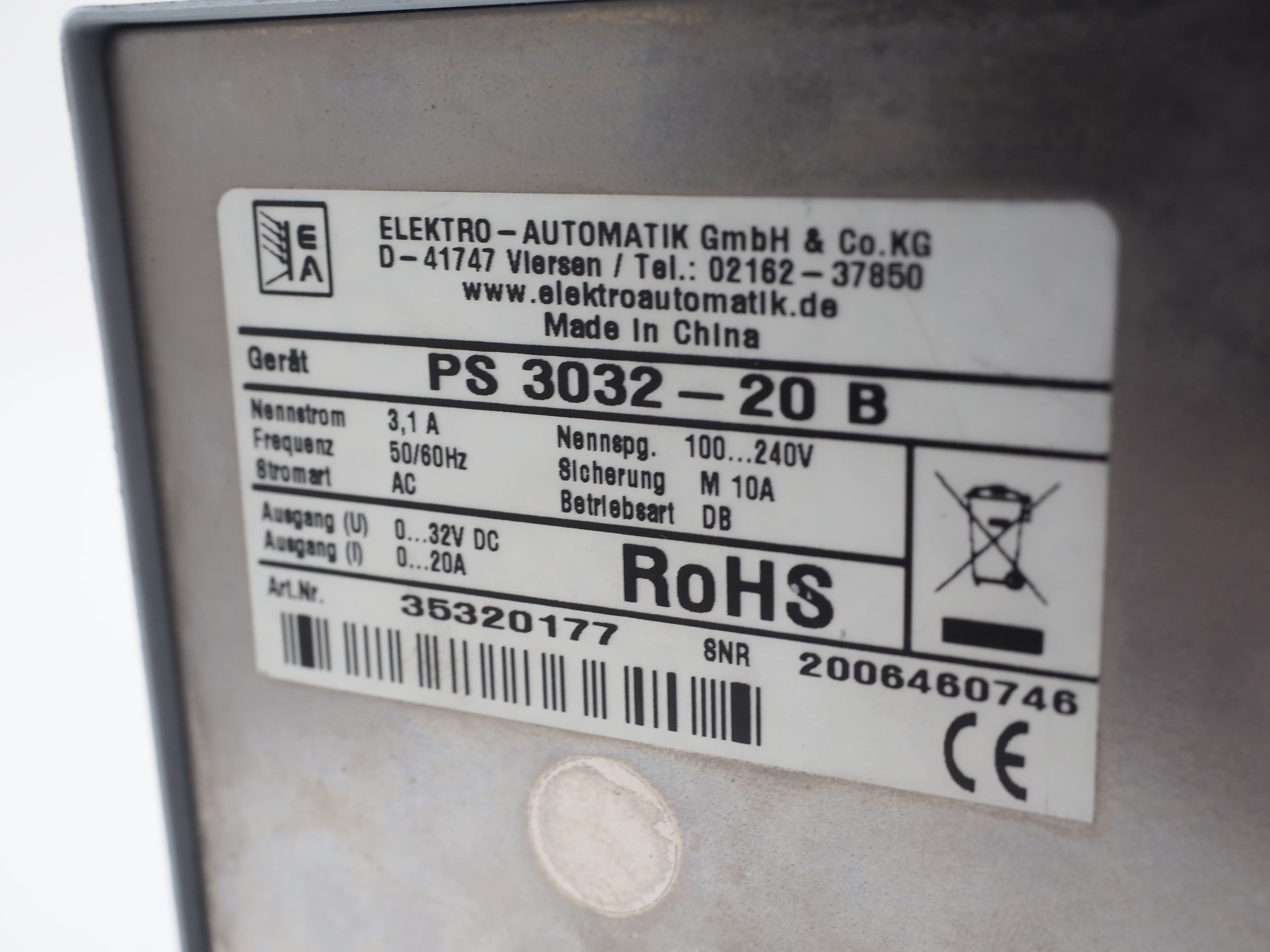Als Elektro-Automatik PS 3032-20 B bezeichnetes Labornetzteil