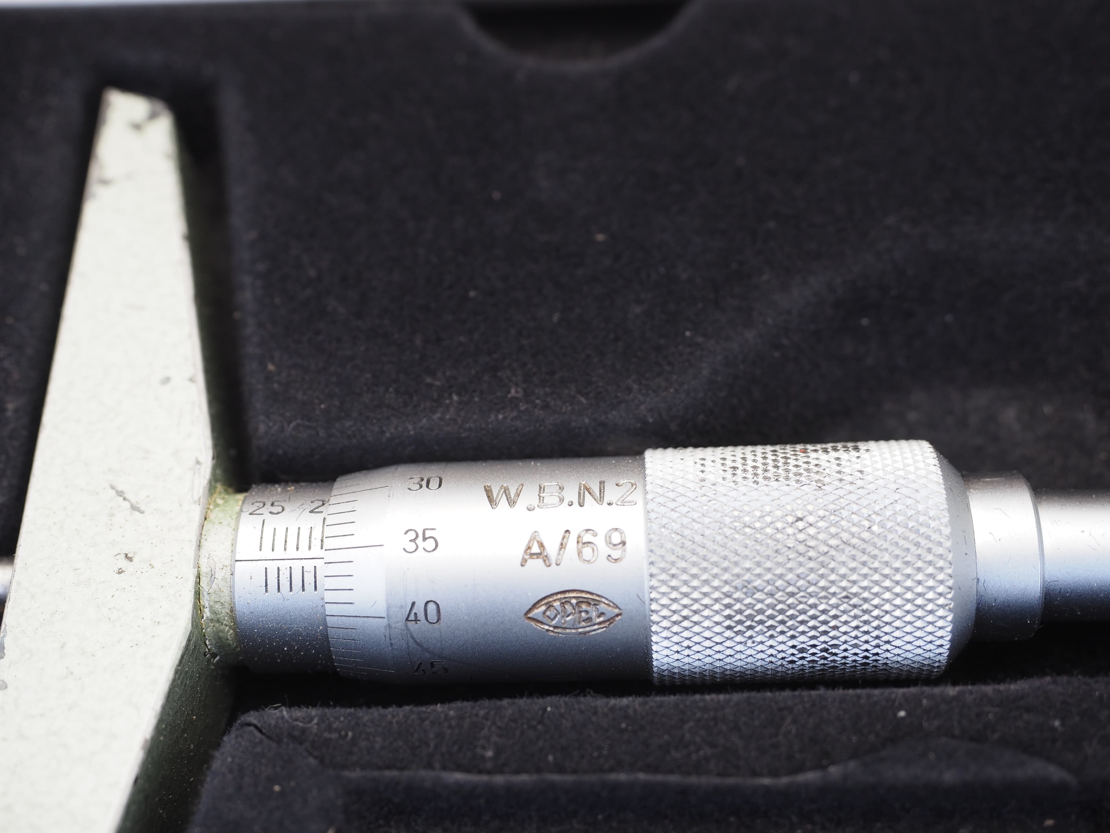 Opel W.B.N.2 Tiefenmessschraube – 0–75 mm im Holzkasten