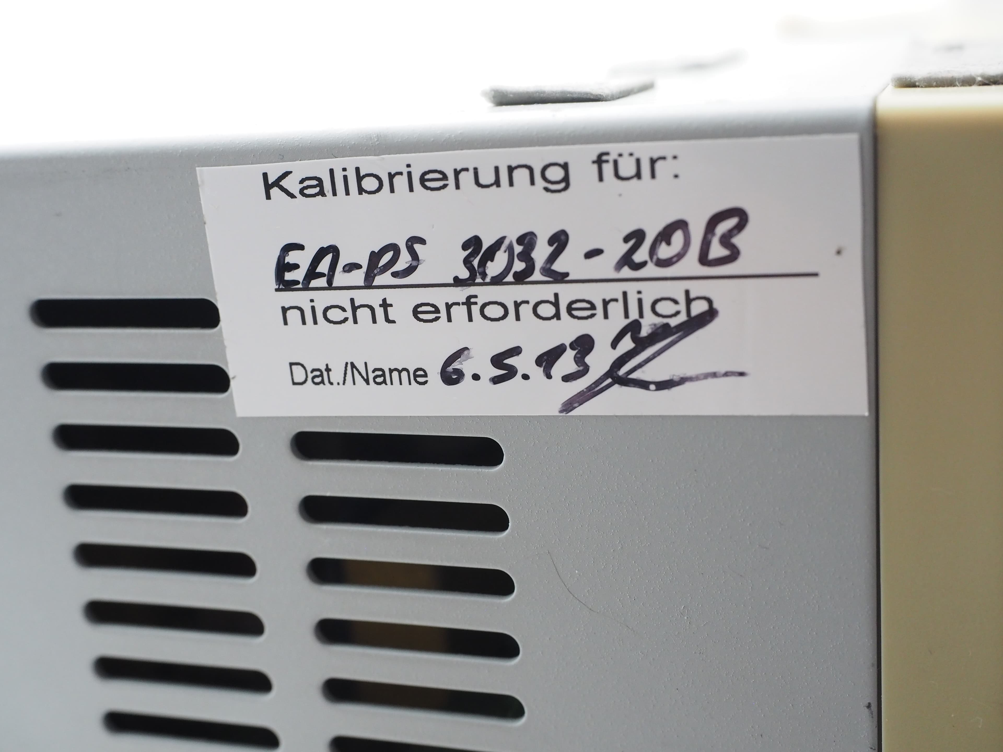 Als Elektro-Automatik PS 3032-20 B bezeichnetes Labornetzteil