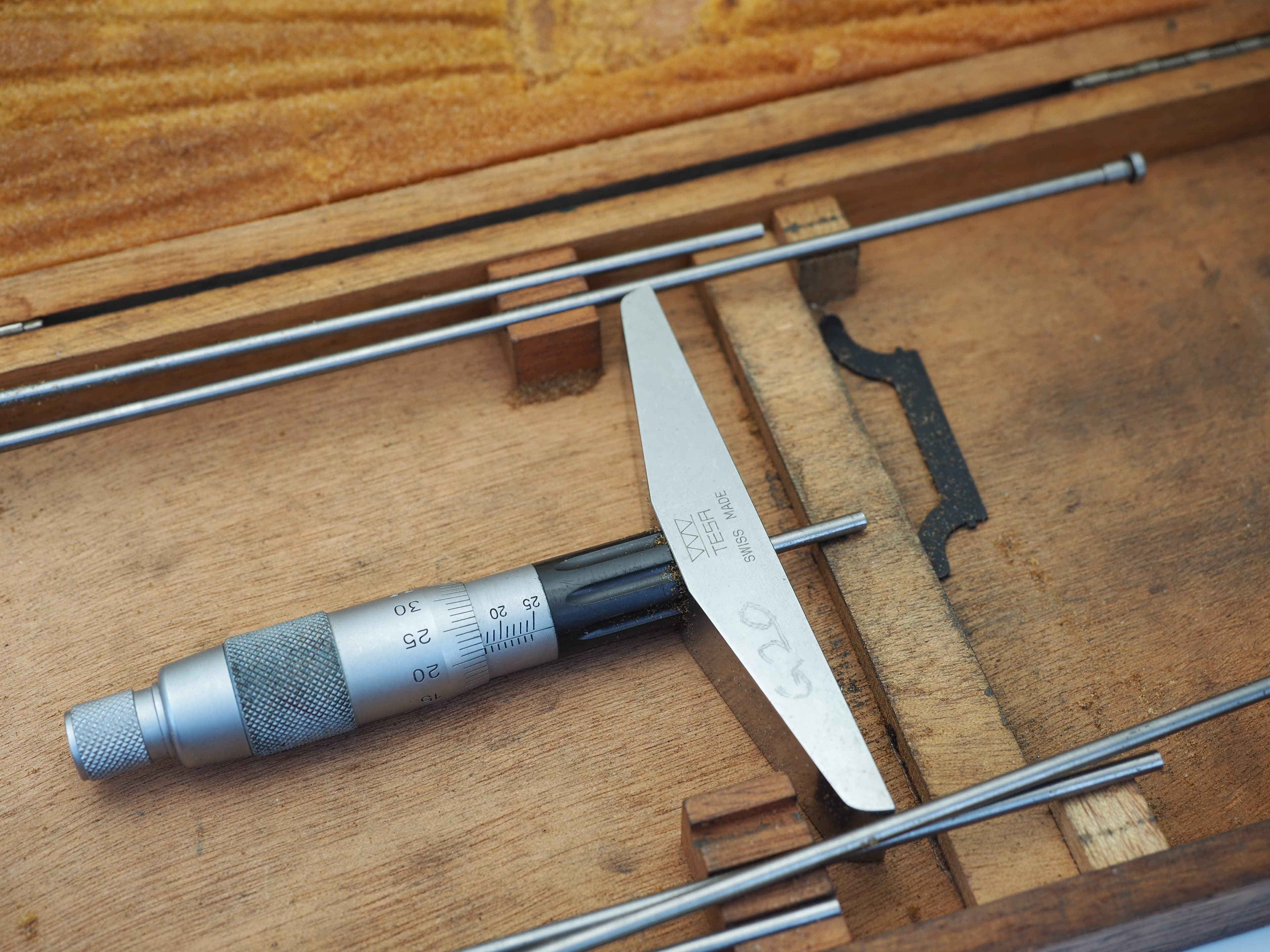 TESA Tiefenmikrometer-Satz Swiss Made mit Verlängerungsstäben im Holzkasten