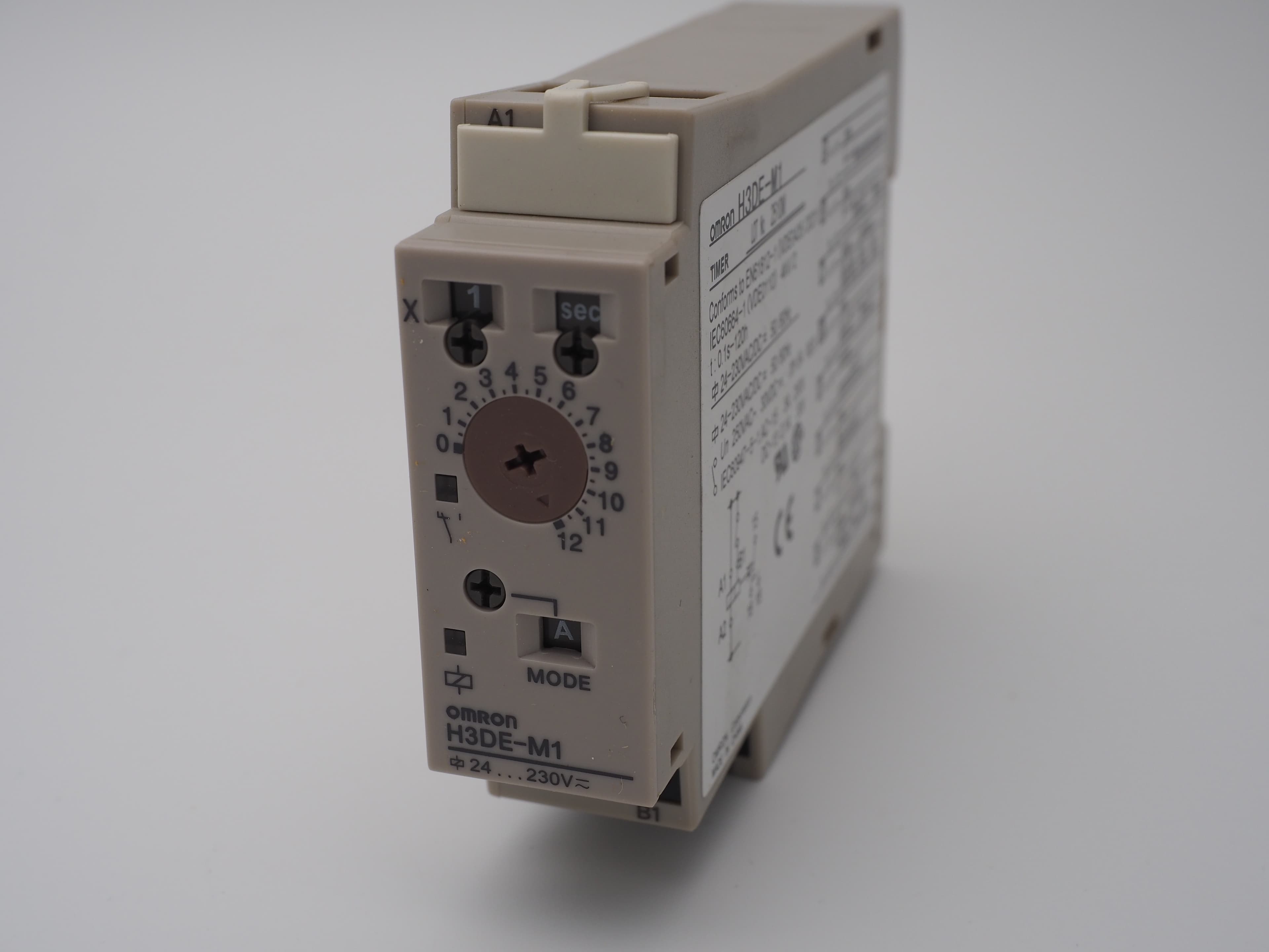 Zeitrelais Omron H3DE-M1 AC-DC24-230 LOT 2510M mit Karton