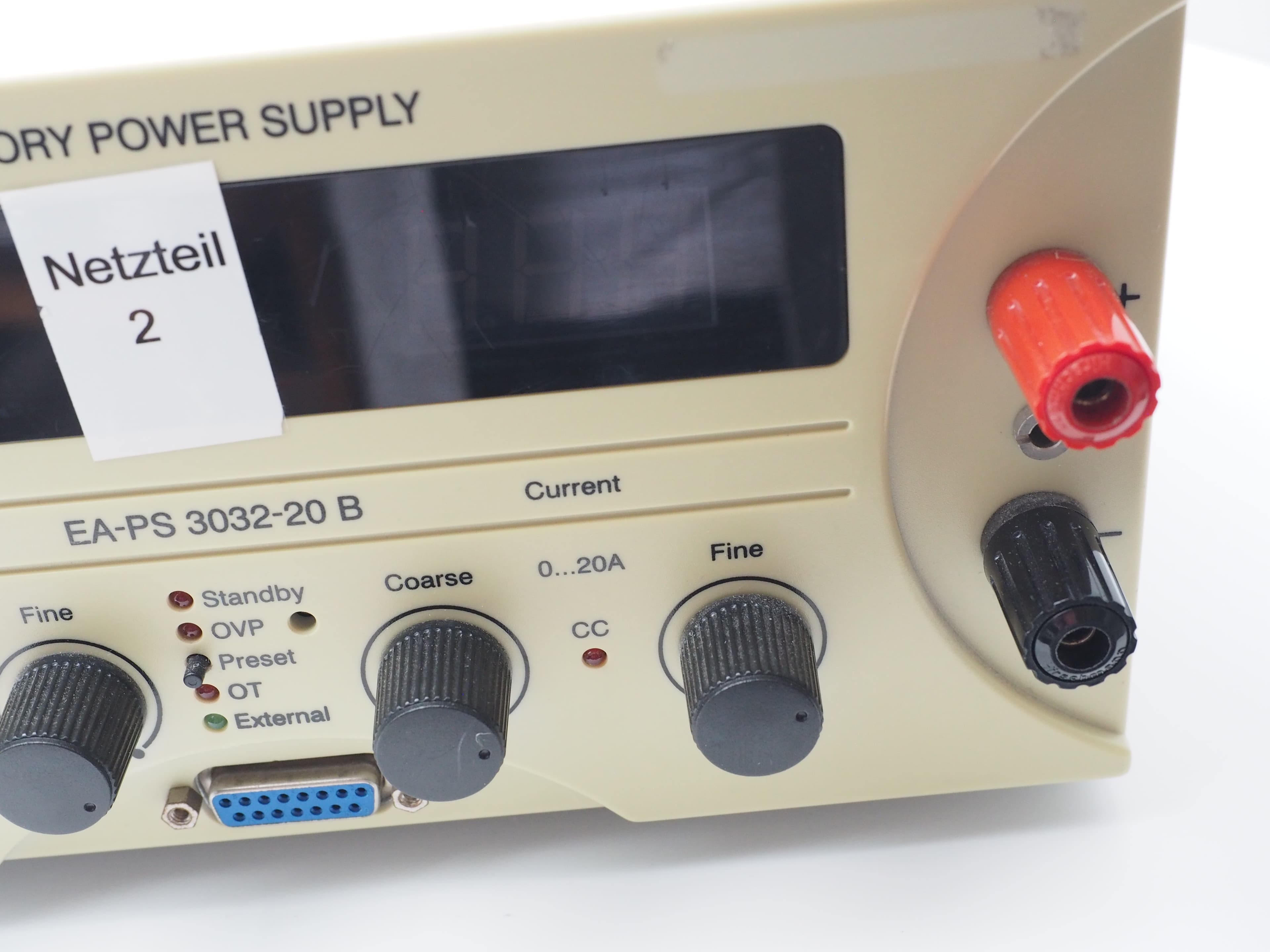 Als Elektro-Automatik PS 3032-20 B bezeichnetes Labornetzteil