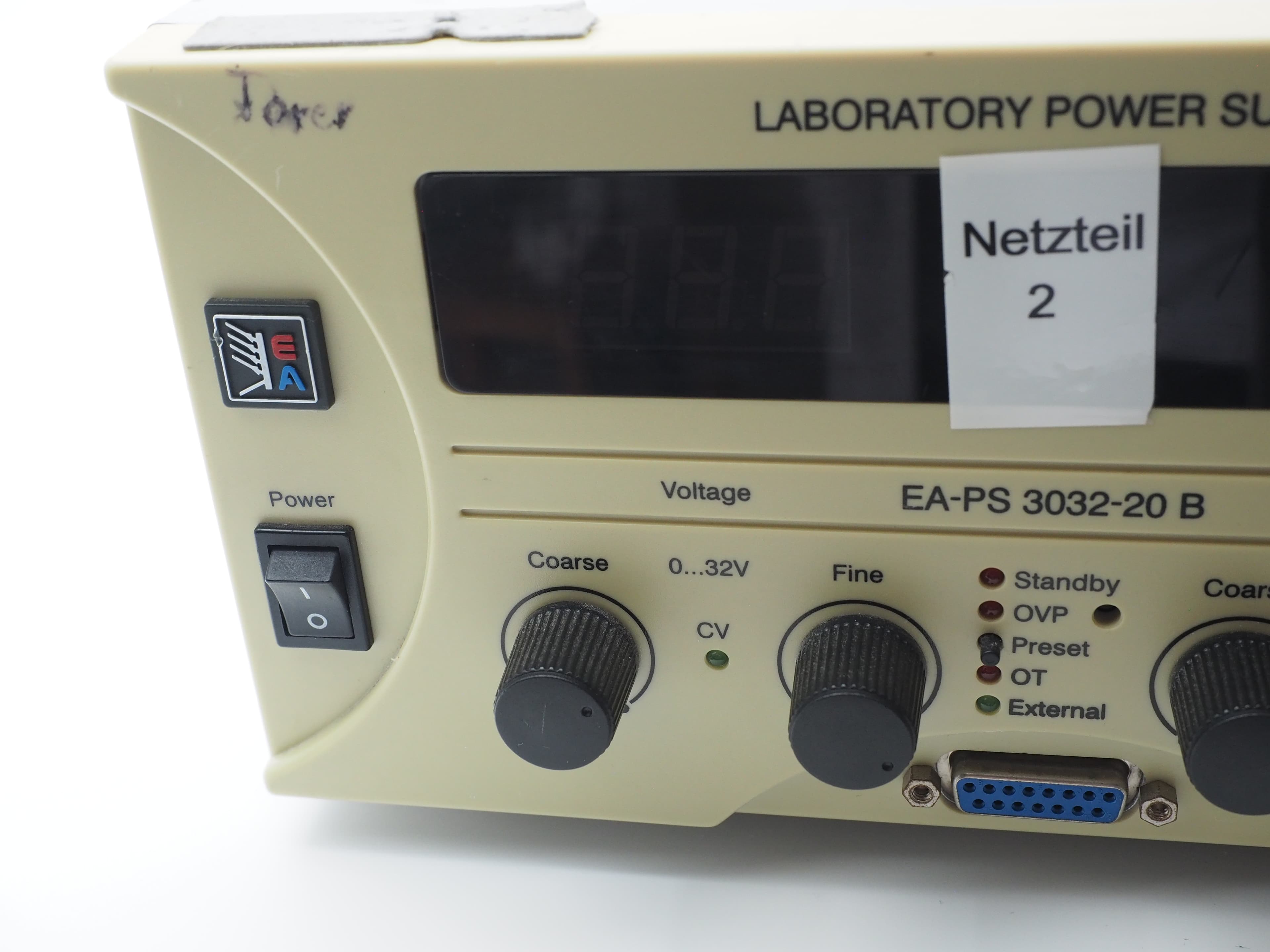 Als Elektro-Automatik PS 3032-20 B bezeichnetes Labornetzteil