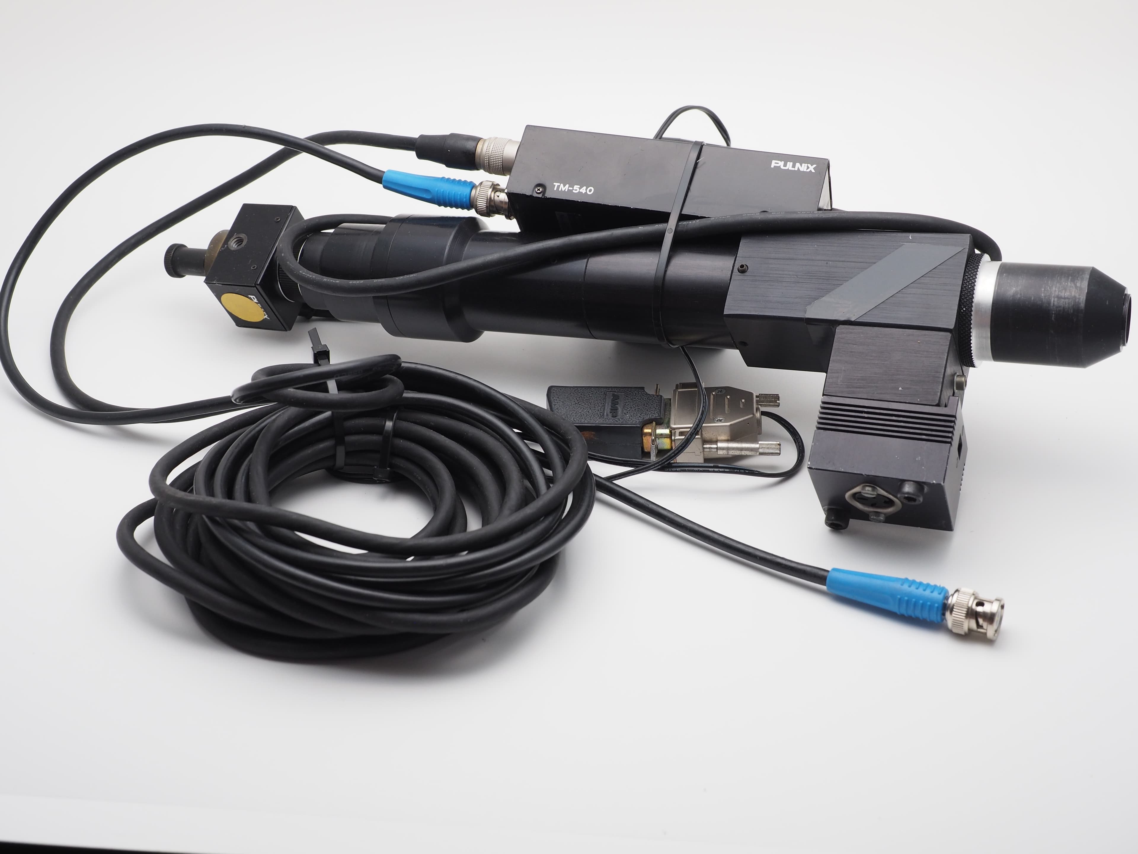 Pulnix TM-540 Industriekamera mit Objektiv und Kabeln