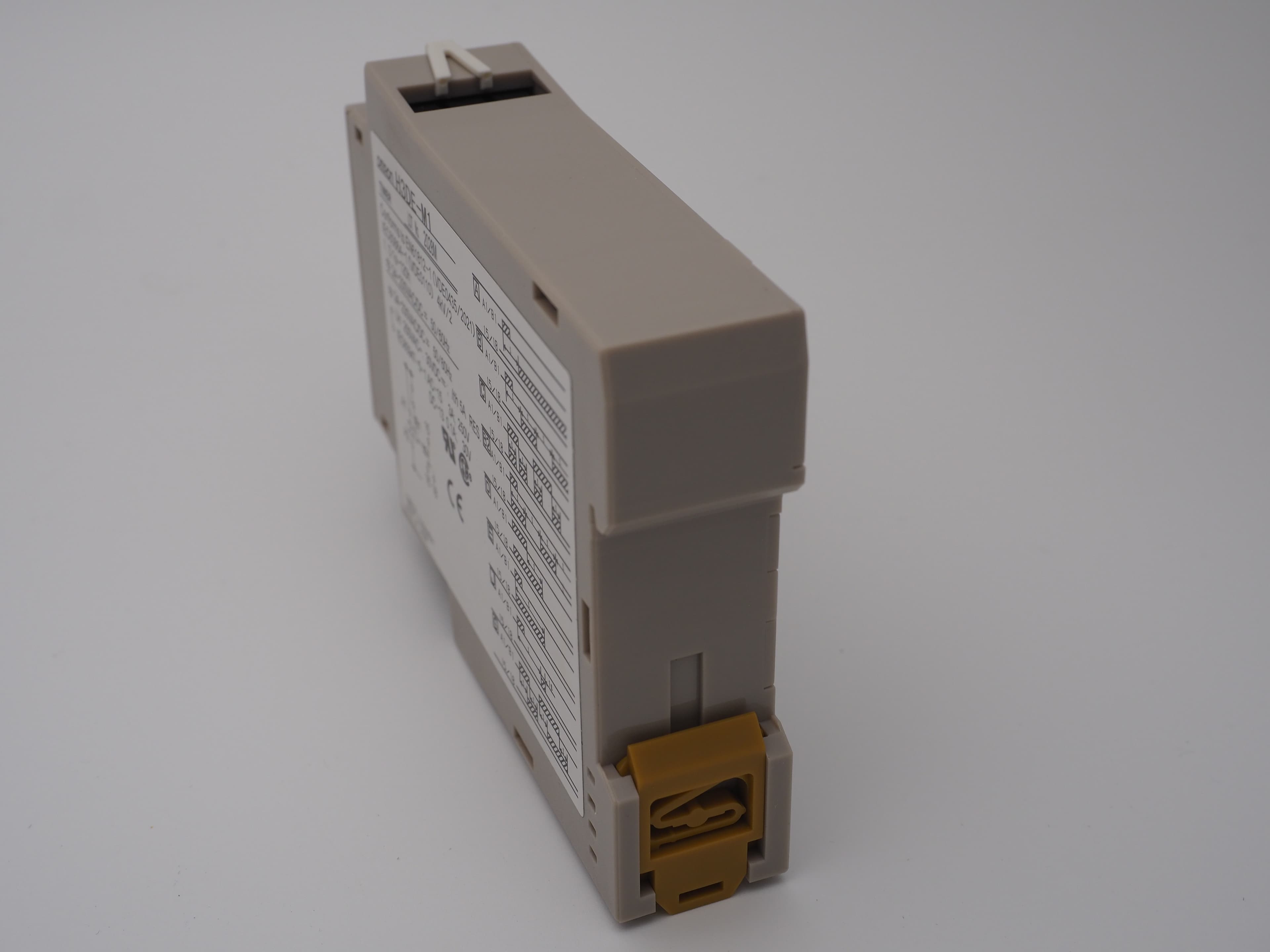 Zeitrelais Omron H3DE-M1 AC-DC24-230 LOT 2028M mit Karton